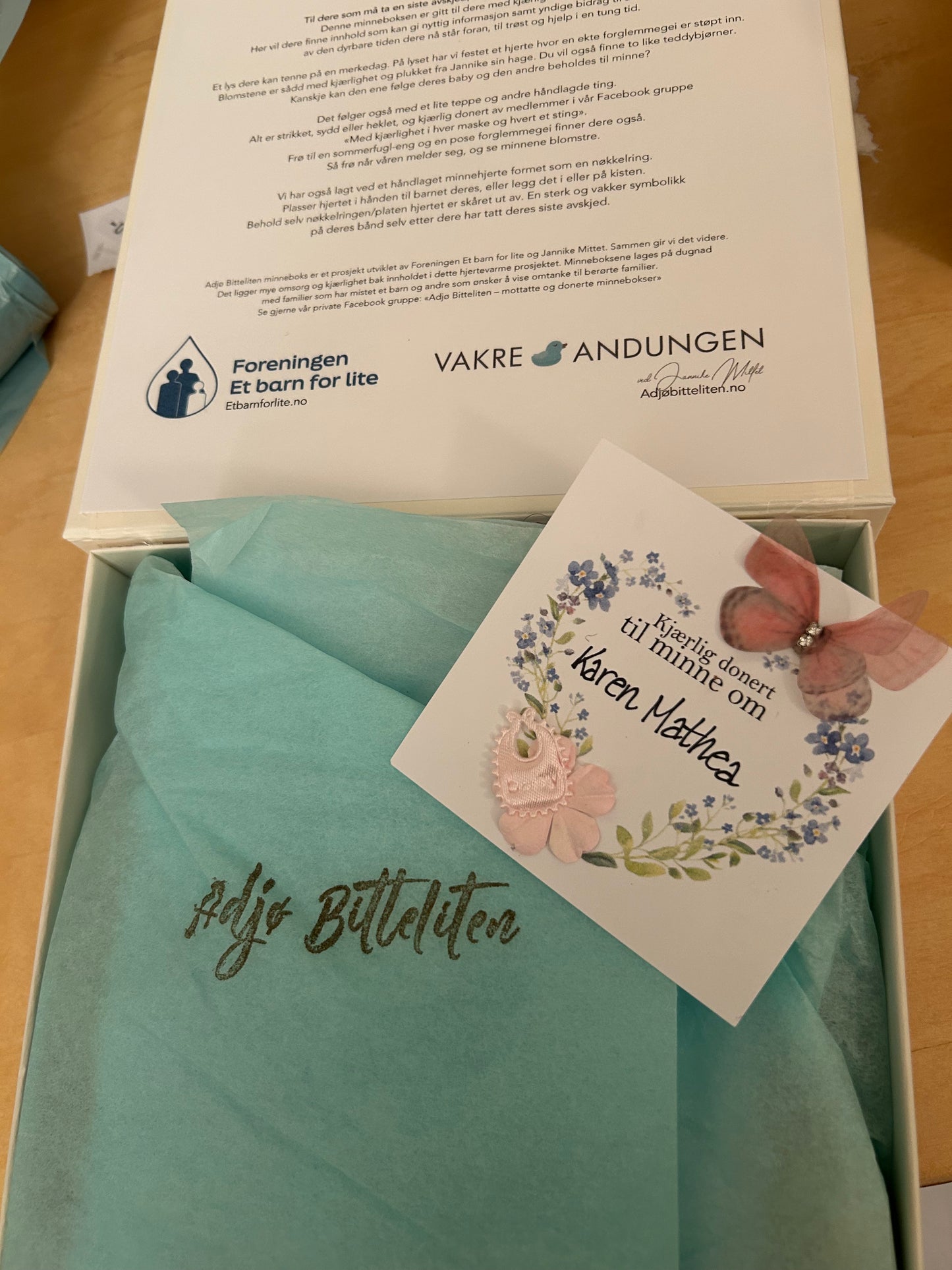 Spons en Adjø Bitteliten minneboks