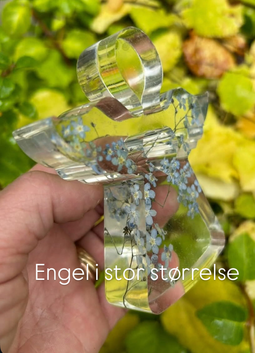 Yndig engel med ekte blomster