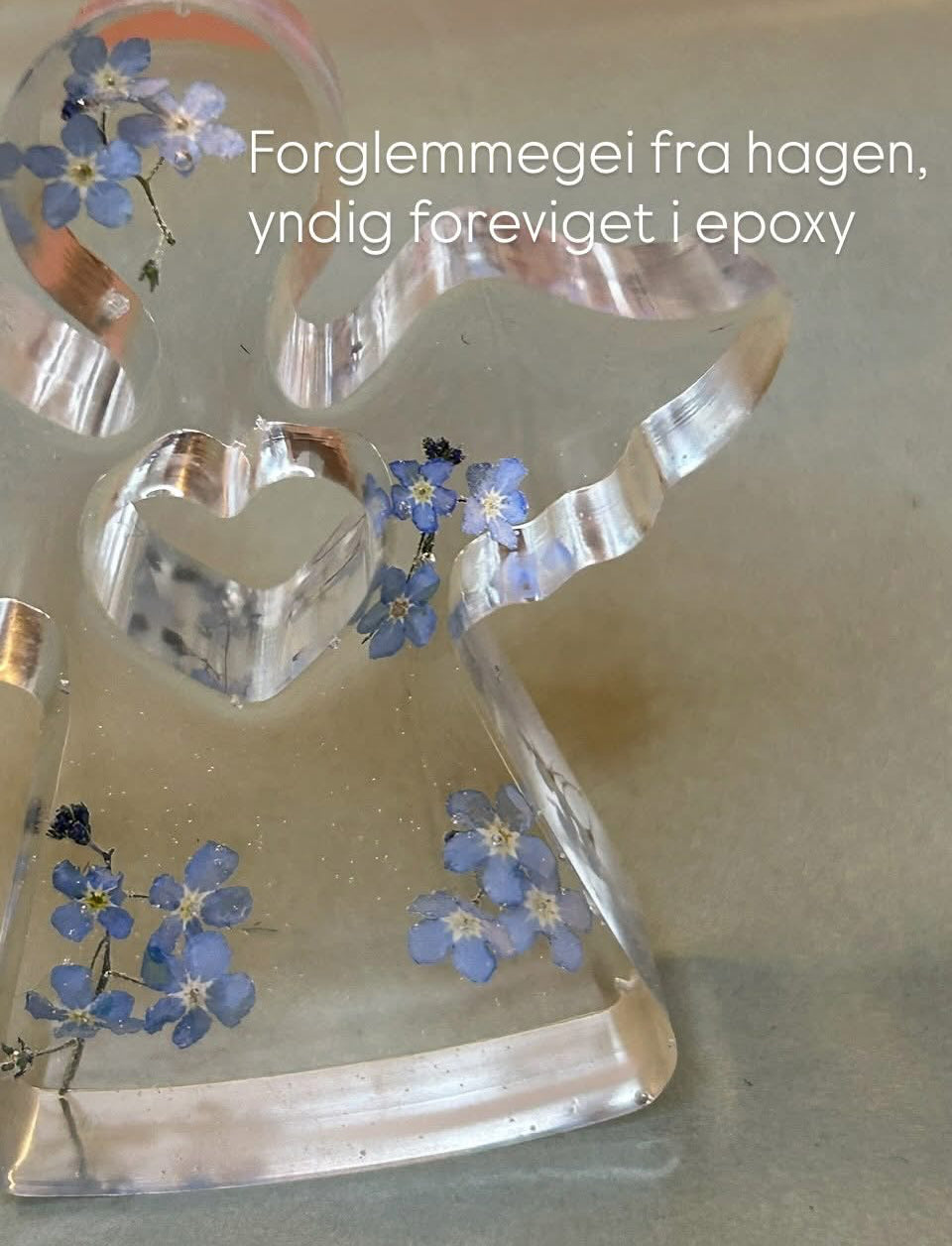 Yndig engel med ekte blomster