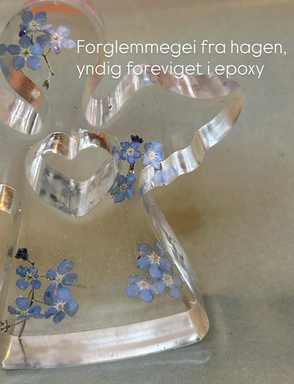 Yndig engel med ekte blomster