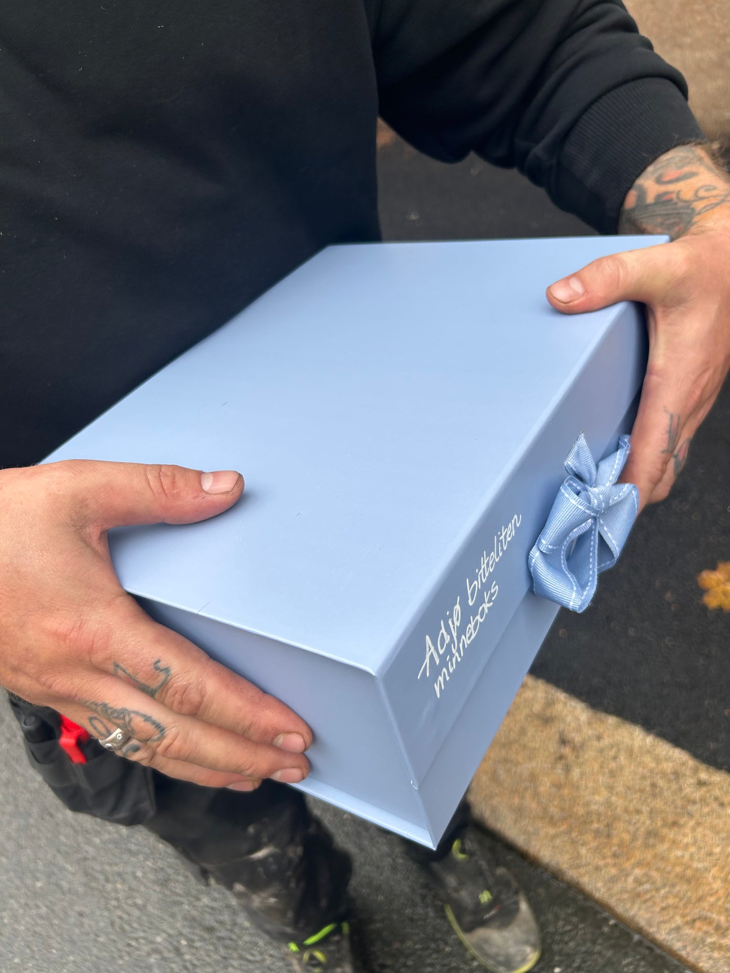 Spons en Adjø Bitteliten minneboks